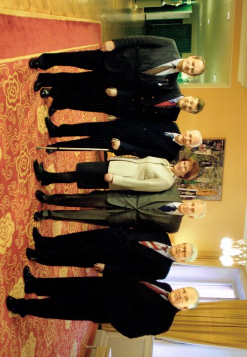 Foto av sju försvarsministrar